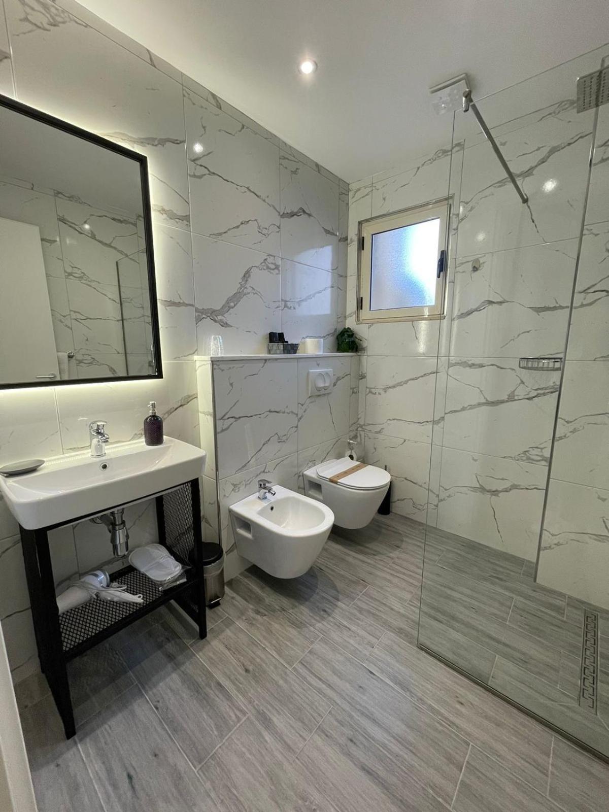 Peaky Hotel Durres Bagian luar foto